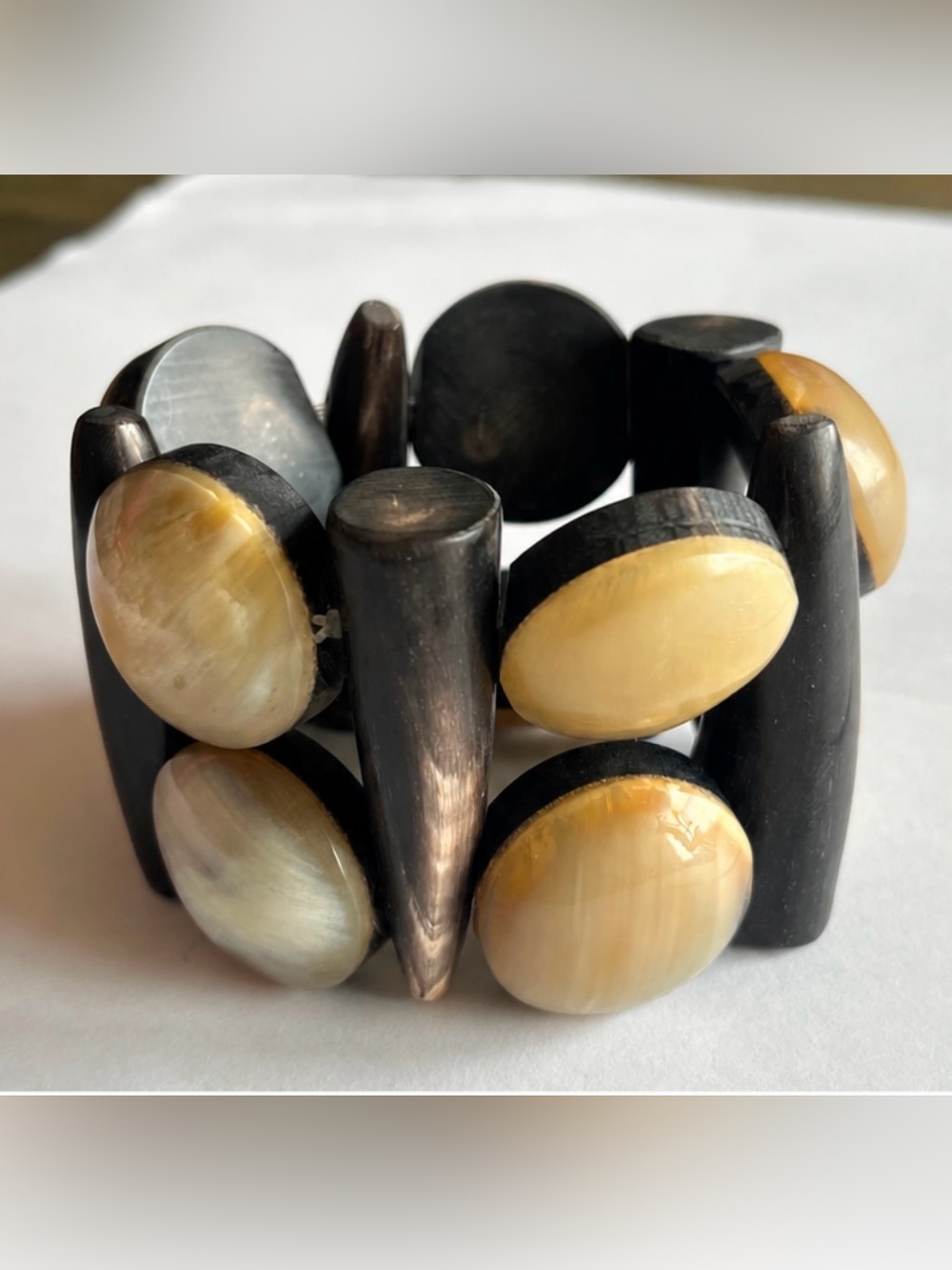 Natural Shell and Horn Beaded Stretch Bracelet in Cream and Black